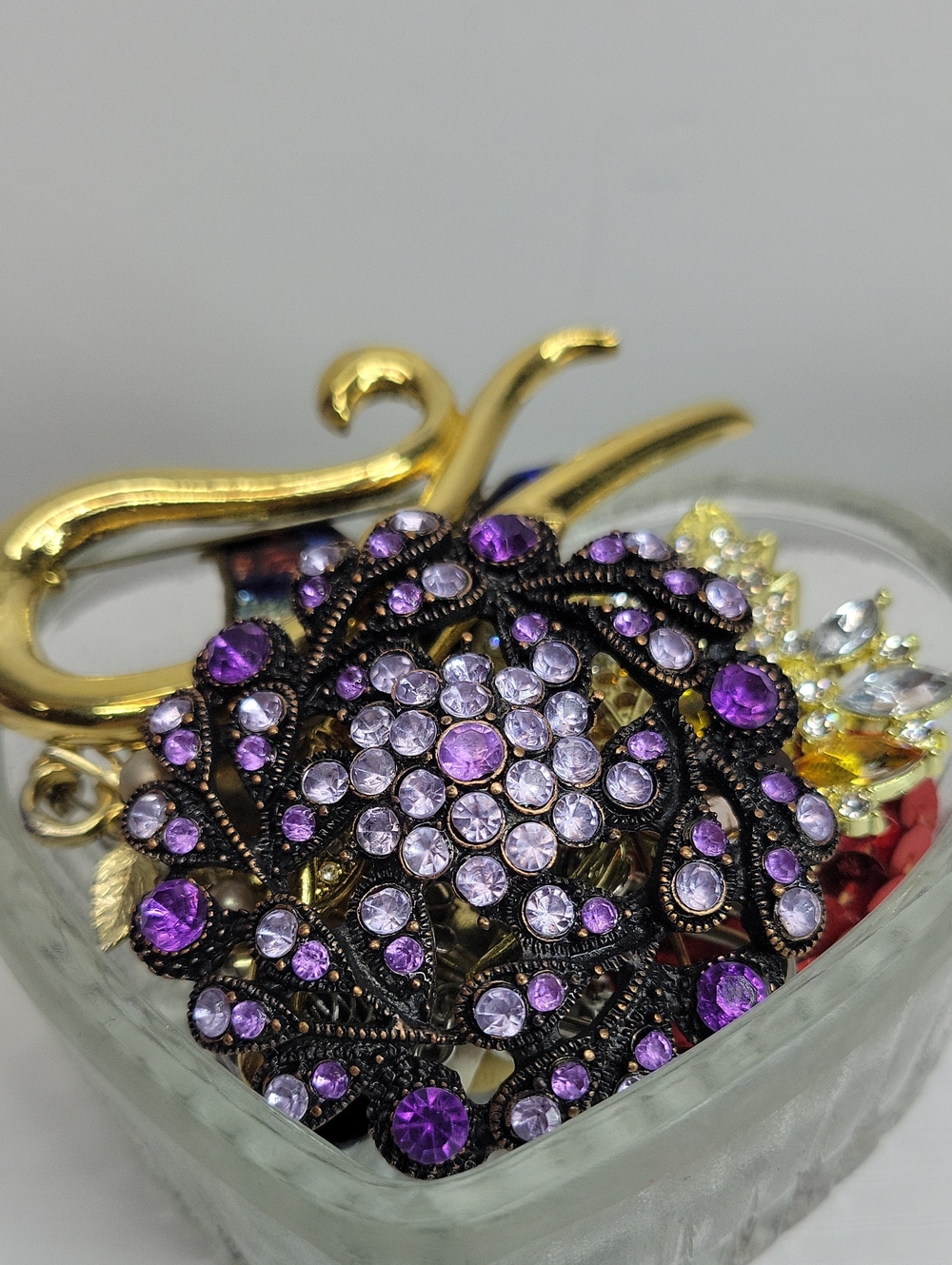 Glass Heart Filled With Brooches - Picture 3 of 3